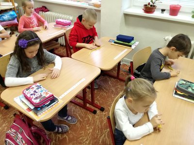 I z plastelíny se dají tvořit písmenka