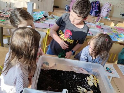 Obrázek 176849 Starší ukazují mladším, jak se o šneky starat.