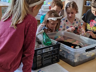 Obrázek 176855 Starší ukazují mladším, jak se o šneky starat.