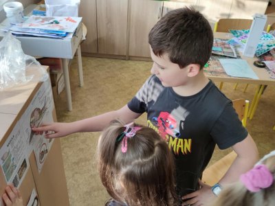 Obrázek 176846 Starší učí mladší o životě šneků.