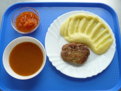 Obrázek 111575 polévka z drcených rajčat s kapáním a zel.petrželkou,
sekaný máslový řízek,br.kaše,mrk.salát s kompotem,karotelka 
