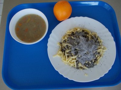 Obrázek 111568 Babiččina  bramboračka s hříbky, 
jogurtovo - bramborové špecle s mákem, cukrem a máslem, bílá káva