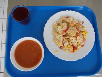Obrázek 111569 Polévka rajská s ovesnýma vločkama, těstovinový salát s krabými tyčinkami a zeleninou