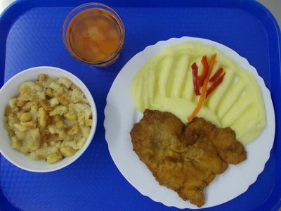 Obrázek 111570 Polévka česneková s krutony, 
smažený vepřový řízek, bramborová kaše, míchaný kompot