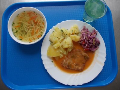 Obrázek 111573 Hovězí vývar s těstovinou, 
marinovaný kotlet na medu a koření, šťouchané brambory, pesta salát