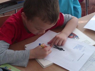 Obrázek 109448 Přemýšlíme o tom, co postava v knize dělala a také o tom, jak vypadá. (A možná si budeme muset i vzpomenout, jestli o tom pan spisovatel třeba nepsal dříve anebo jak si postavu představuji já sám/a)  