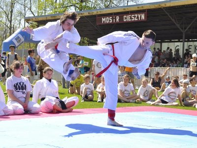 Ukázky karate v rámci běhu Fortuna Český Těšín