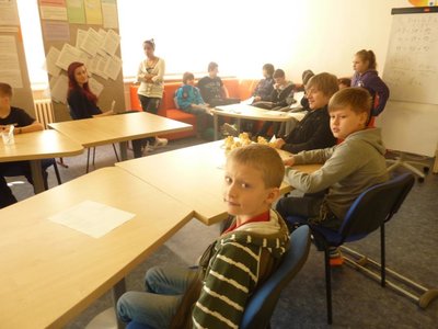 Obrázek 100690 členové parlamentu se závistí pozorují, jak si čtvrťáci pochutnávají na labutích :-)