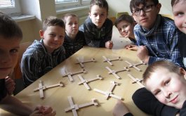 Titulní obrázek k příspěvku Lepení z dřívek - Organizované činnosti v ŠD