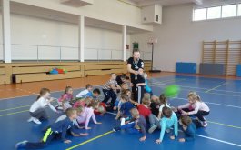 Předškoláci v hodině tělesné výchovy společně s 1. B