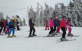Titulní obrázek k příspěvku Lyžák našich sedmáků byl zkrácen o jeden den