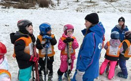 Titulní obrázek k příspěvku Lyžování prvňáčků na Bukovci - 1. den